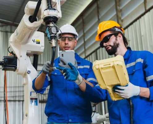 Trabajando en una planta industrial, programando un brazo robótico.