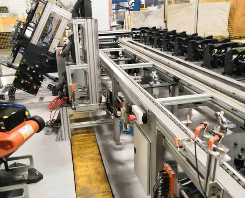 Línea de montaje industrial automatizada.