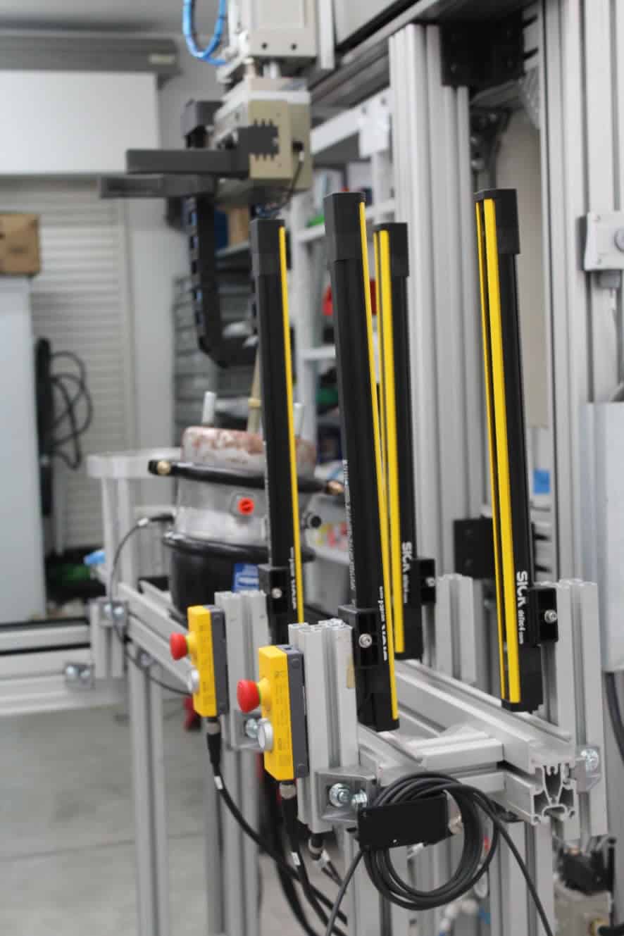 La imagen muestra una serie de barreras fotoeléctricas de seguridad.