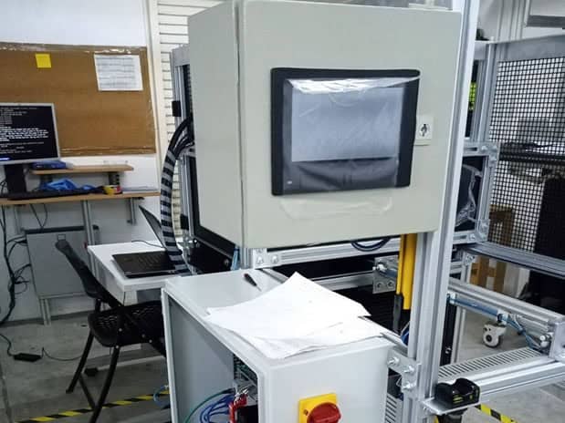 Nexray FOD HZ1 Panel de control industrial que forma parte de un sistema de detección de objetos extraños Nexray FOD HZ1