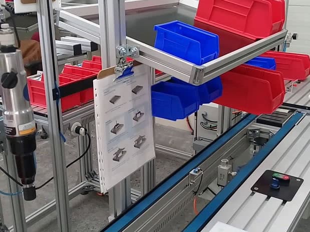 Sistema de transportador de banda. La imagen muestra una celda de manufactura semiautomática, Una celda didáctica o de entrenamiento
