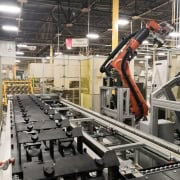 Brazo robótico industrial de KUKA, realizando tareas de ensamblaje.