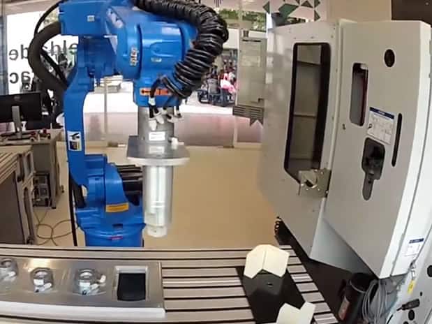 Un cabezal de husillo (spindle) sostiene la herramienta de corte que se mueve para dar forma al material.