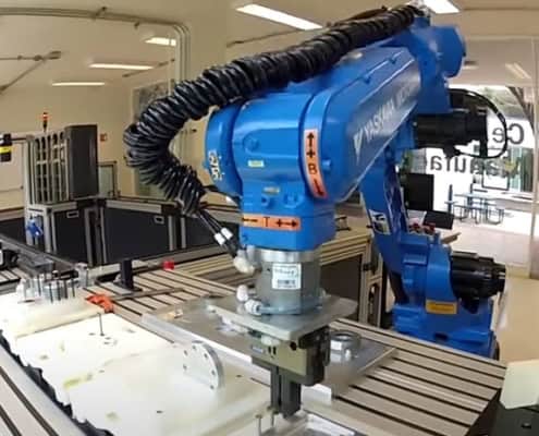 El robot está instalado en lo que parece ser una celda de trabajo en línea de producción,