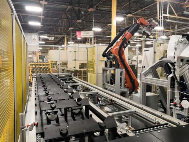 Brazo robótico industrial de KUKA, realizando tareas de ensamblaje.