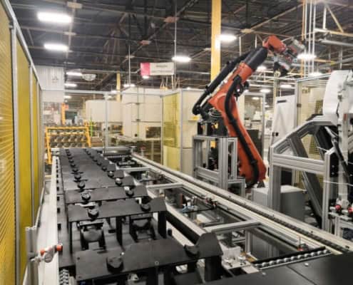 Brazo robótico industrial de KUKA, realizando tareas de ensamblaje.